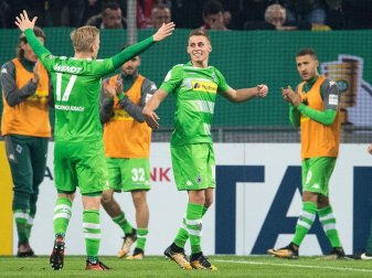 Gladbachs Thorgan Hazard (M) feiert seinen Treffer zur 1:0-Führung mit Oscar Wendt. Foto: Marius Becker Gladbachs Thorgan Hazard (M) feiert seinen Treffer zur 1:0-Führung mit Oscar Wendt. Foto: Marius Becker