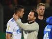 Schalkes Trainer Domenico Tedesco (M) freut sich nach dem 3:1-Sieg mit Franco Di Santo. Foto: Arne Dedert