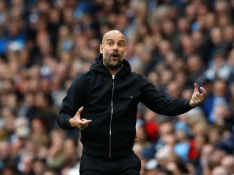 Manchester Citys Trainer Pep Guardiola gibt dem Spielball die Schuld an den nicht erzielten Toren. Foto: Martin Rickett Manchester Citys Trainer Pep Guardiola gibt dem Spielball die Schuld an den nicht erzielten Toren. Foto: Martin Rickett