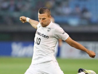 Steht mit Vissel Kobe im japanischen Pokal-Halbfinale: Weltmeister Lukas Podolski. Foto: dpa Steht mit Vissel Kobe im japanischen Pokal-Halbfinale: Weltmeister Lukas Podolski. Foto: dpa