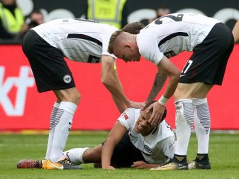 Eintracht-Profi Timothy Chandler (M) wird von seinem Teamkollegen Marius Wolf (r) betreut. Foto: Hasan Bratic Eintracht-Profi Timothy Chandler (M) wird von seinem Teamkollegen Marius Wolf (r) betreut. Foto: Hasan Bratic