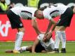Eintracht-Profi Timothy Chandler (M) wird von seinem Teamkollegen Marius Wolf (r) betreut. Foto: Hasan Bratic