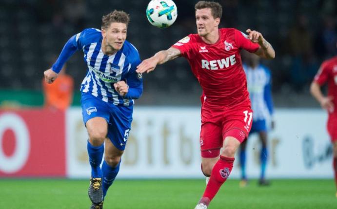 Herthas Niklas Stark (l) beim Laufduell mit dem Kölner Simon Zoller. Foto: Annegret Hilse