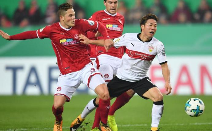 Stuttgarts Takuma Asano (r) wird am Strafraum von FCK-Akteur Joel Abu Hanna gefoult. Foto: Uwe Anspach