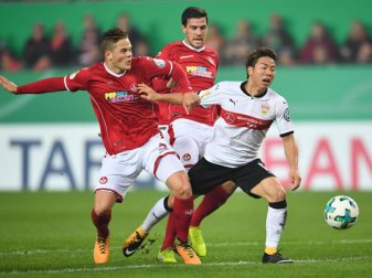 Stuttgarts Takuma Asano (r) wird am Strafraum von FCK-Akteur Joel Abu Hanna gefoult. Foto: Uwe Anspach Stuttgarts Takuma Asano (r) wird am Strafraum von FCK-Akteur Joel Abu Hanna gefoult. Foto: Uwe Anspach