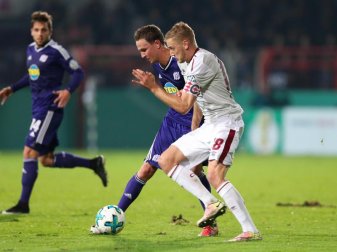Der Osnabrücker Tim Danneberg (l) im Kampf um den Ball mit Club-Kapitän Hanno Behrens. Foto: Friso Gentsch