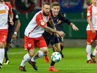 Der Regensburger Marvin Knoll (l) versucht dem Heidenheimer Kolja Pusch zu entkommen. Foto: Armin Weigel Der Regensburger Marvin Knoll (l) versucht dem Heidenheimer Kolja Pusch zu entkommen. Foto: Armin Weigel