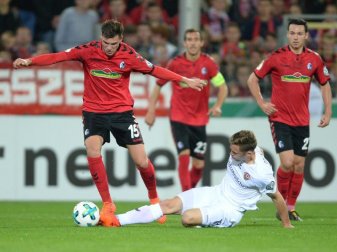Freiburgs Pascal Stenzel (l) versucht den am Boden liegenden Jannik Müller zu umkurven. Foto: Patrick Seeger Freiburgs Pascal Stenzel (l) versucht den am Boden liegenden Jannik Müller zu umkurven. Foto: Patrick Seeger