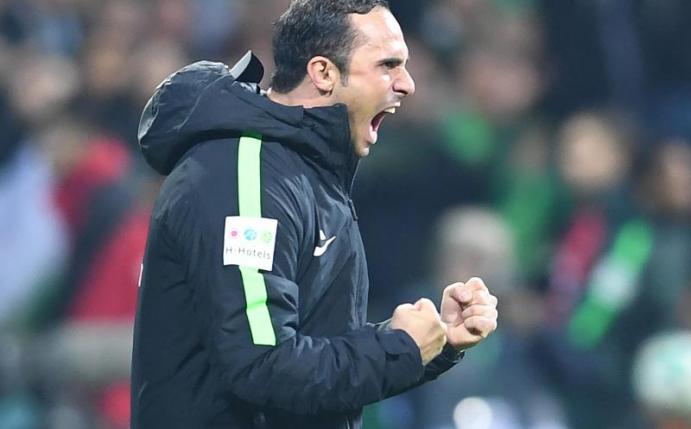 Bremens Trainer Alexander Nouri freut sich über den 1:0-Sieg im Spiel gegen Hoffenheim. Foto: Carmen Jaspersen
