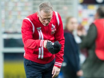 Kölns Cheftrainer Peter Stöger verneigt sich nach dem Sieg über Hertha vor den mitgereisten Fans auf der Gästetribüne. Foto: Annegret Hilse Kölns Cheftrainer Peter Stöger verneigt sich nach dem Sieg über Hertha vor den mitgereisten Fans auf der Gästetribüne. Foto: Annegret Hilse
