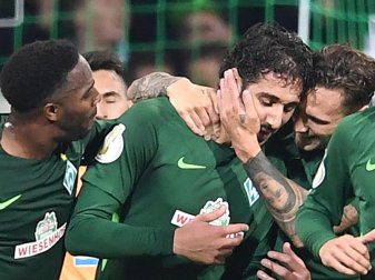 Ulisses Garcia (l) und Robert Bauer (r) gratulieren Ishak Belfodil zu seinem Tor zum 1:0 für Werder Bremen. Foto: Carmen Jaspersen Ulisses Garcia (l) und Robert Bauer (r) gratulieren Ishak Belfodil zu seinem Tor zum 1:0 für Werder Bremen. Foto: Carmen Jaspersen