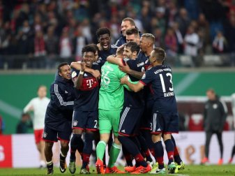 Erleichtert feiern Münchens Spieler den Sieg im Elfmeterschießen über RB Leipzig. Foto: Jan Woitas Erleichtert feiern Münchens Spieler den Sieg im Elfmeterschießen über RB Leipzig. Foto: Jan Woitas