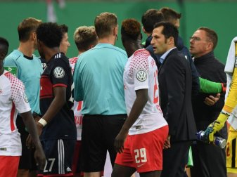 Leipzigs Sportdirektor Ralf Rangnick (r) wird in der Halbzeitpause von Mats Hummels (verdeckt) daran gehindert mit Schiedsrichter Zwayer zu diskutieren. Foto: Hendrik Schmidt Leipzigs Sportdirektor Ralf Rangnick (r) wird in der Halbzeitpause von Mats Hummels (verdeckt) daran gehindert mit Schiedsrichter Zwayer zu diskutieren. Foto: Hendrik Schmidt