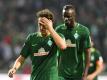 Bremens Thomas Delaney (l) fordert von seinen Teamkameraden eine härtere Gangart. Foto: Carmen Jaspersen