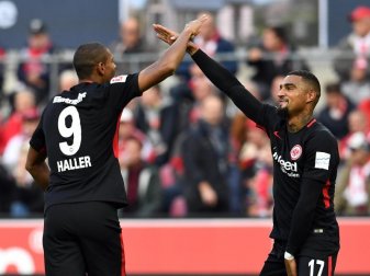 Die Frankfurter Sébastien Haller (l) und Kevin-Prince Boateng bejubeln ein Tor ihrer Mannschaft. Foto: Federico Gambarini Die Frankfurter Sébastien Haller (l) und Kevin-Prince Boateng bejubeln ein Tor ihrer Mannschaft. Foto: Federico Gambarini