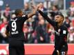 Die Frankfurter Sébastien Haller (l) und Kevin-Prince Boateng bejubeln ein Tor ihrer Mannschaft. Foto: Federico Gambarini