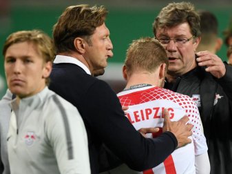 RB-Trainer Ralph Hasenhüttl (2.v.l) tröstet Timo Werner (3.v.l) nach dem Pokal-Aus gegen den FC Bayern. Foto: Hendrik Schmidt RB-Trainer Ralph Hasenhüttl (2.v.l) tröstet Timo Werner (3.v.l) nach dem Pokal-Aus gegen den FC Bayern. Foto: Hendrik Schmidt