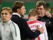 RB-Trainer Ralph Hasenhüttl (2.v.l) tröstet Timo Werner (3.v.l) nach dem Pokal-Aus gegen den FC Bayern. Foto: Hendrik Schmidt