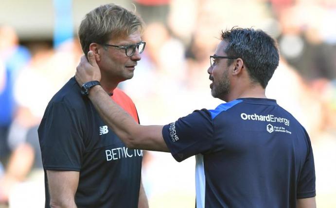 Treffen in der englischen Premier League mit ihren Clubs aufeinander: Liverpool-Coach Jürgen Klopp (l) und David Wagner von Huddersfield Town. Foto: Dave Howarth