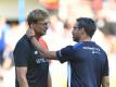 Treffen in der englischen Premier League mit ihren Clubs aufeinander: Liverpool-Coach Jürgen Klopp (l) und David Wagner von Huddersfield Town. Foto: Dave Howarth