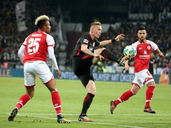 Marius Wolf von Eintracht Frankfurt kämpft mit den Mainzern Jean-Philippe Gbamin (l) und Danny Latza (r) um den Ball. Foto: Hasan Bratic Marius Wolf von Eintracht Frankfurt kämpft mit den Mainzern Jean-Philippe Gbamin (l) und Danny Latza (r) um den Ball. Foto: Hasan Bratic