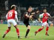 Marius Wolf von Eintracht Frankfurt kämpft mit den Mainzern Jean-Philippe Gbamin (l) und Danny Latza (r) um den Ball. Foto: Hasan Bratic
