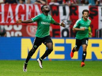 Narey (l.) trifft für Fürth Narey (l.) trifft für Fürth