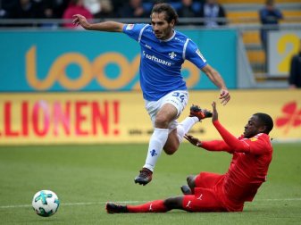 Der Darmstädter Hamit Altintop (l) im Zweikampf mit David Kinsombi (r) aus Kiel. Foto: Der Darmstädter Hamit Altintop (l) im Zweikampf mit David Kinsombi (r) aus Kiel. Foto: