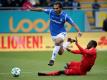 Der Darmstädter Hamit Altintop (l) im Zweikampf mit David Kinsombi (r) aus Kiel. Foto: