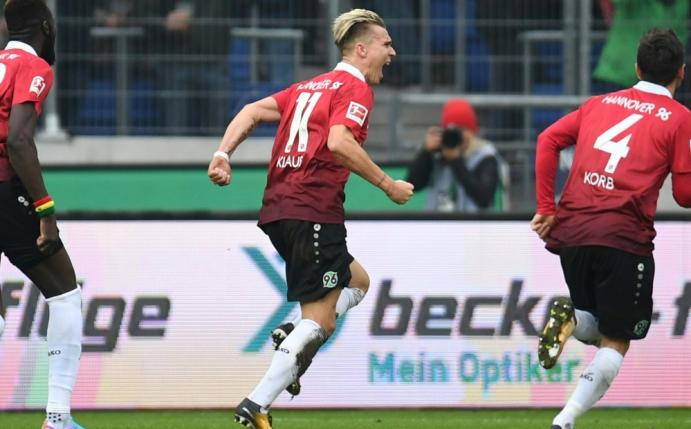 Felix Klaus jubelt nach seinem Tor gegen Dortmund