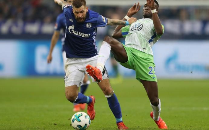 Guido Burgstaller (l.) im Zweikampf mit Guilavogui