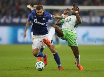 Guido Burgstaller (l.) im Zweikampf mit Guilavogui Guido Burgstaller (l.) im Zweikampf mit Guilavogui