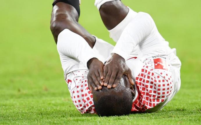 Naby Keita musste wenige Minuten vor dem Ende gegen den FC Bayern angeschlagen vom Feld. Foto: Tobias Hase