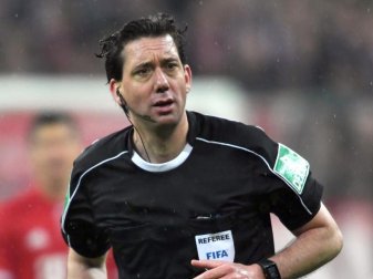 Schiedsrichter Manuel Gräfe ließ einen Treffer per Videobeweis nicht zu. Foto: Peter Kneffel Schiedsrichter Manuel Gräfe ließ einen Treffer per Videobeweis nicht zu. Foto: Peter Kneffel