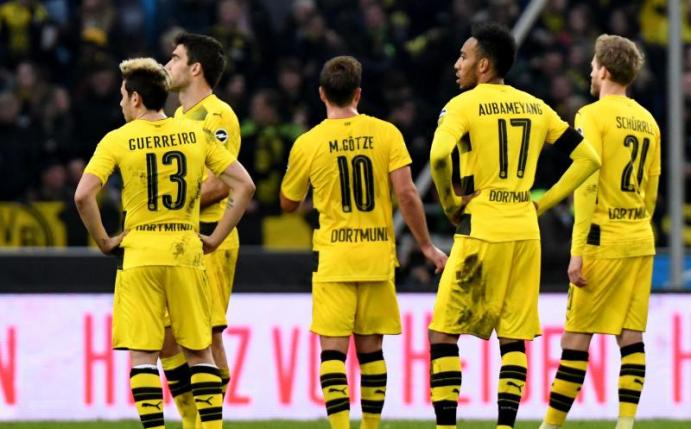 Dortmunds Raphael Guerreiro (l-r), Mario Götze, Pierre-Emerick Aubameyang und Andre Schürrle stehen nach der Niederlage auf dem Rasen. Foto: Peter Steffen