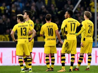 Dortmunds Raphael Guerreiro (l-r), Mario Götze, Pierre-Emerick Aubameyang und Andre Schürrle stehen nach der Niederlage auf dem Rasen. Foto: Peter Steffen Dortmunds Raphael Guerreiro (l-r), Mario Götze, Pierre-Emerick Aubameyang und Andre Schürrle stehen nach der Niederlage auf dem Rasen. Foto: Peter Steffen