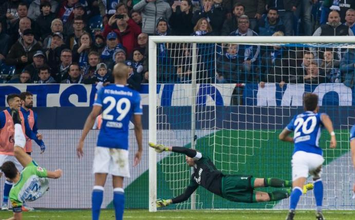 Mario Gomez (links unten) rutscht bei seinem Elfmeter aus und verschießt gegen Schalkes Torwart Ralf Fährmann. Foto: Guido Kirchner