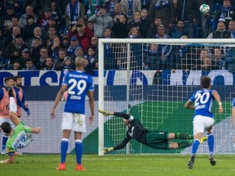 Mario Gomez (links unten) rutscht bei seinem Elfmeter aus und verschießt gegen Schalkes Torwart Ralf Fährmann. Foto: Guido Kirchner Mario Gomez (links unten) rutscht bei seinem Elfmeter aus und verschießt gegen Schalkes Torwart Ralf Fährmann. Foto: Guido Kirchner
