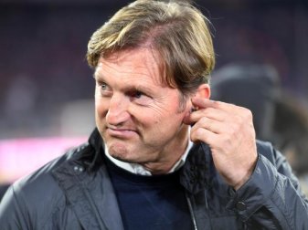 Leipzig Trainer Ralph Hasenhüttl war nach der Niederlage seines Teams in München einer der ersten Gratulanten. Foto: Tobias Hase Leipzig Trainer Ralph Hasenhüttl war nach der Niederlage seines Teams in München einer der ersten Gratulanten. Foto: Tobias Hase