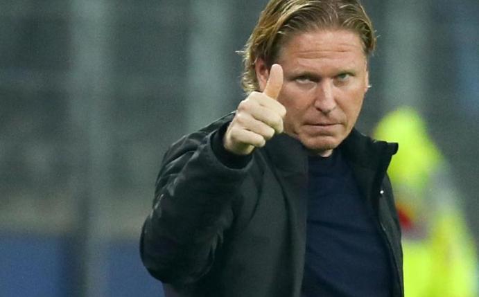 Trainer Markus Gisdol hat acht Punktspiele ohne Sieg im Nacken, aber auch Rückendeckung des HSV. Foto: Christian Charisius