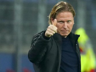 Trainer Markus Gisdol hat acht Punktspiele ohne Sieg im Nacken, aber auch Rückendeckung des HSV. Foto: Christian Charisius Trainer Markus Gisdol hat acht Punktspiele ohne Sieg im Nacken, aber auch Rückendeckung des HSV. Foto: Christian Charisius