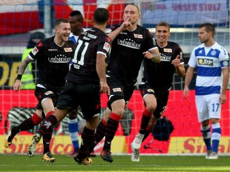 Toni Leistner (Mitte) traf per Kopf zur Unioner Führung Toni Leistner (Mitte) traf per Kopf zur Unioner Führung