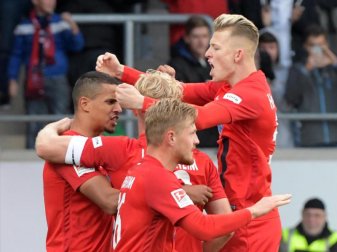 Die Heidenheimer (l-r) Robert Glatzel, Marcel Titsch-Rivero und Tim Skarke jubeln nach dem Führungstreffer gegen den Club. Foto: Stefan Puchner Die Heidenheimer (l-r) Robert Glatzel, Marcel Titsch-Rivero und Tim Skarke jubeln nach dem Führungstreffer gegen den Club. Foto: Stefan Puchner