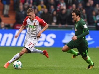 Augsburgs Torschütze Alfred Finnbogason (l) beim Zweikampf mit dem Bremer Thomas Delaney. Foto: Carmen Jaspersen Augsburgs Torschütze Alfred Finnbogason (l) beim Zweikampf mit dem Bremer Thomas Delaney. Foto: Carmen Jaspersen