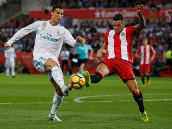 Superstar Cristiano Ronaldo (l) blamierte sich mit Real Madrid bim FC Girona. Foto: Manu Fernandez Superstar Cristiano Ronaldo (l) blamierte sich mit Real Madrid bim FC Girona. Foto: Manu Fernandez