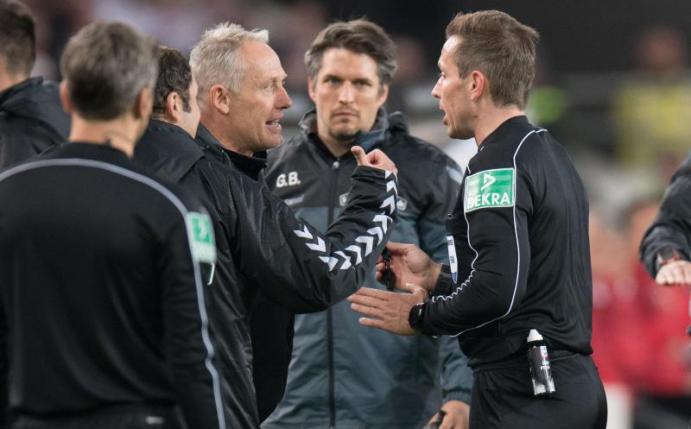 Freiburgs Trainer Christian Streich (3.v.r.) diskutierte mit Schiedsrichter Tobias Stieler (r.). Foto: Deniz Calagan
