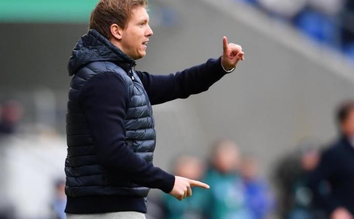 Trainer Julian Nagelsmann warf versehentlich eine Trinkflasche an den Kopf eines Zuschauers. Foto: Uwe Anspach