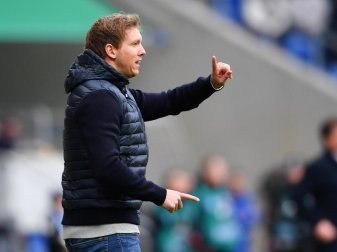 Trainer Julian Nagelsmann warf versehentlich eine Trinkflasche an den Kopf eines Zuschauers. Foto: Uwe Anspach Trainer Julian Nagelsmann warf versehentlich eine Trinkflasche an den Kopf eines Zuschauers. Foto: Uwe Anspach