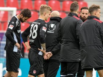 Enttäuschte FCK-Profis nach der 1:3-Niederlage bei Jahn Regensburg. Foto: Armin Weigel Enttäuschte FCK-Profis nach der 1:3-Niederlage bei Jahn Regensburg. Foto: Armin Weigel