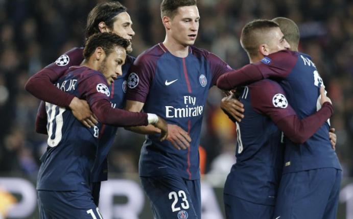Julian Draxler (M) feiert mit seinen PSG-Mitspielern den Sieg gegen Anderlecht. Foto: Thibault Camus